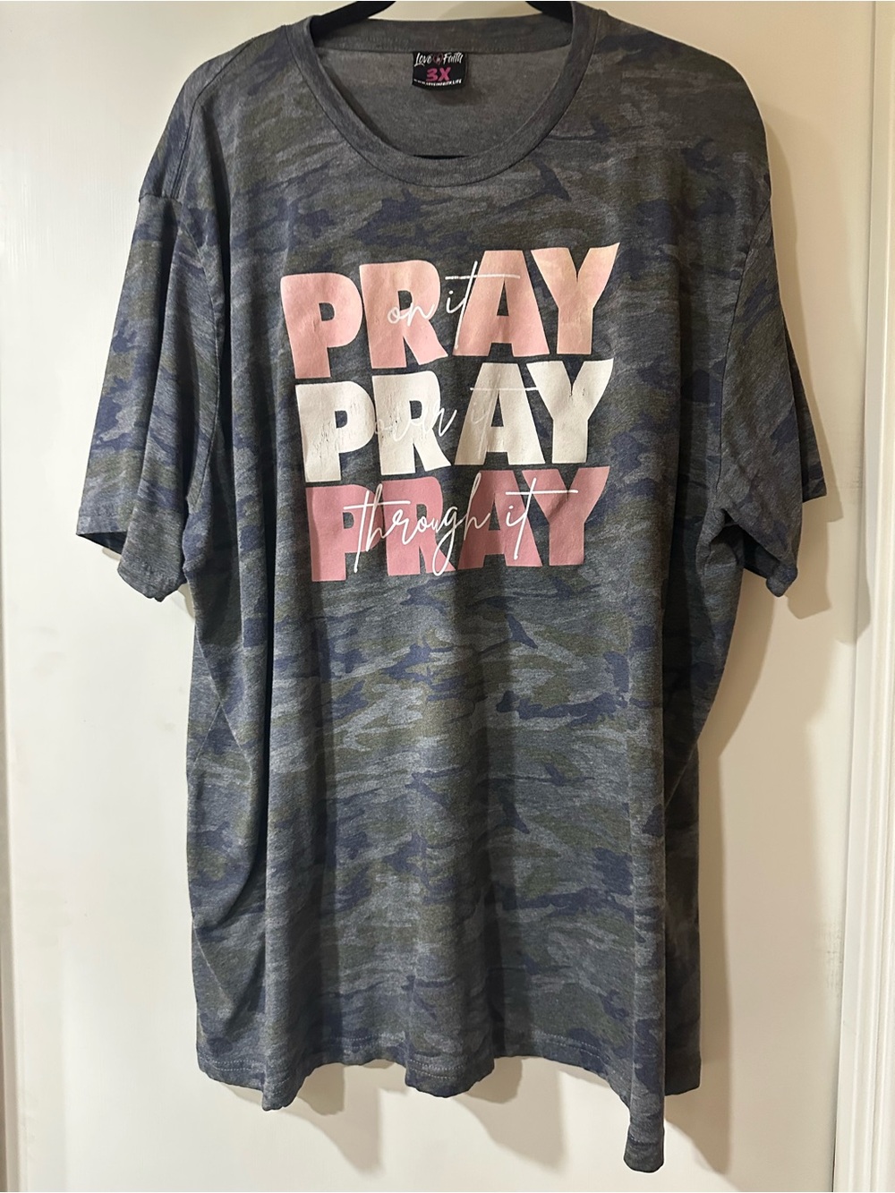 Love in Faith Women’s Gray Camo Short Sleeve Tee Pink & White 'PRAY' Graphic